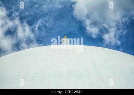 Ruwanwelisaya Chedi dans la ville sainte d'Anuradhapura, Sri Lanka, également connu sous le Mahathupa Rathnamali et Dagaba. Banque D'Images