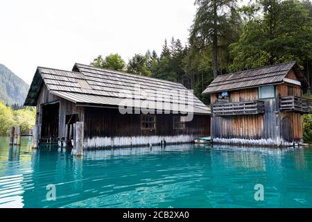 Vieux bateau en bois maison sur bord du lac Weissensee en été paysage de montagnes des Alpes, Autriche Banque D'Images