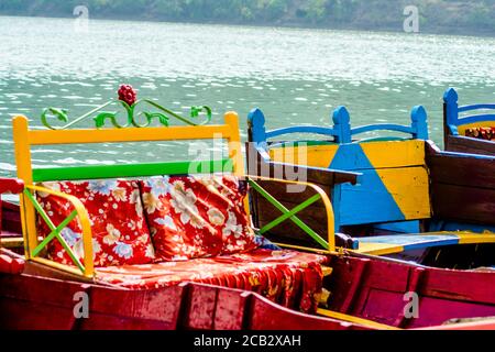 Bateaux colorés dans le magnifique lac de Bhimtal de Nainital Uttarakhand Banque D'Images