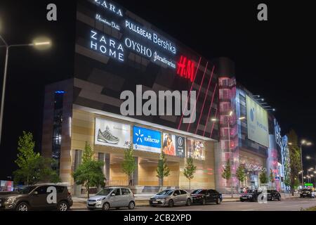 Kiev, Ukraine - 08 août 2020: Centre commercial sur le remblai du fleuve Dniepr. La photo a été prise tard dans la soirée sur fond de lanternes lumineuses et d'un ciel sombre. Éditorial. Banque D'Images