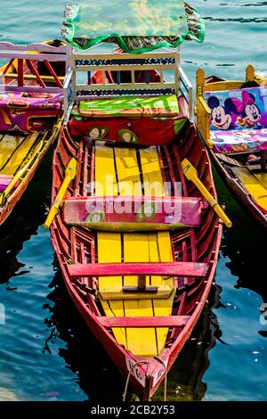 Bateaux colorés dans le magnifique lac de Bhimtal de Nainital Uttarakhand Banque D'Images