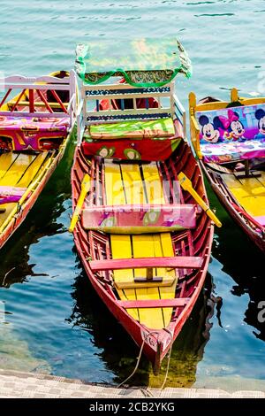 Bateaux colorés dans le magnifique lac de Bhimtal de Nainital Uttarakhand Banque D'Images