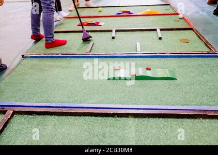 Méconnaissable les enfants jouent au golf miniature, des activités pour les enfants. Banque D'Images