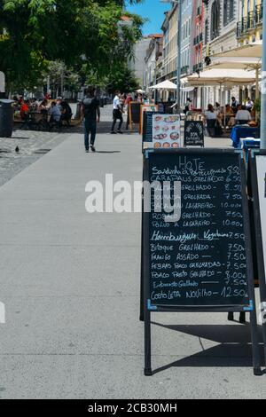 Menu traditionnel portugais sur le tableau de surveillance à l'extérieur du restaurant de Lisbonne, Portugal Banque D'Images