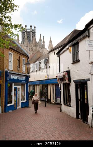 Boutiques indépendantes dans High Street passage dans la ville cathédrale d'Ely, Cambridgeshire, Angleterre. Banque D'Images