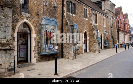 Boutique de la cathédrale d'Ely dans la vieille maison du chœur, High Street, dans la ville cathédrale d'Ely, Cambridgeshire, Angleterre. Banque D'Images