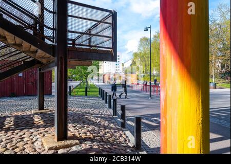 Helsinki / Finlande - 14 MAI 2020 : un homme et une femme qui traversent le boulevard cycliste Baana dans le centre-ville d'Helsinki. Banque D'Images