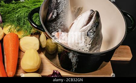 Bannière alimentaire. Saumon sauvage cru dans une casserole et légumes pour soupe de poisson. Fruits de mer sains et délicieux. Cuisiner à la maison en utilisant des recettes restaurant Banque D'Images