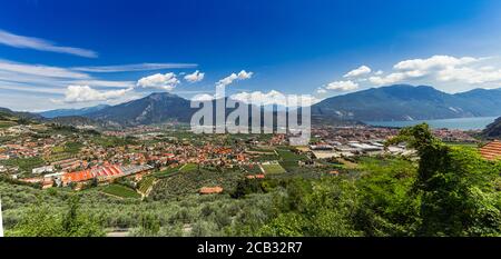 panorama du lac de Garde sur la côte de Garda lac entouré par la nature pittoresque du nord de l'Italie Banque D'Images