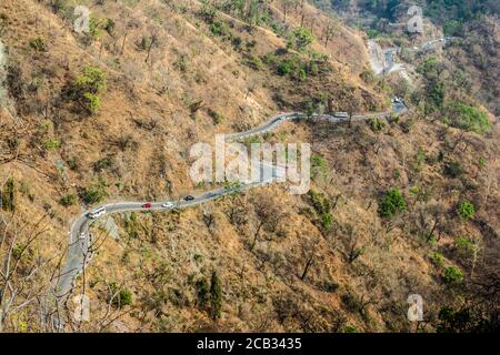 Route sinueuse sur les montagnes de Bhimtal Nainital Uttarakhand Banque D'Images