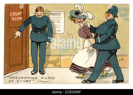 Carte postale originale du début des années 1900 d'une militante, une suffragette, emmenée devant les tribunaux par un policier, 'présentant une dame à la cour', publiée le 31 août 1908 R.-U. Banque D'Images