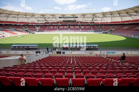 10 août 2020, Bade-Wurtemberg, Stuttgart: Football, Bundesliga: VfB Stuttgart - séance photo, séance photo officielle de l'équipe de Stuttgart (photos d'équipe et portraits) pour la saison 2020/2021 dans l'arène Mercedes-Benz. Sièges de tribune poussiéreux. Photo: Marijan Murat/dpa - NOTE IMPORTANTE: Conformément aux règlements de la DFL Deutsche Fußball Liga et de la DFB Deutscher Fußball-Bund, il est interdit d'exploiter ou d'exploiter dans le stade et/ou à partir du jeu pris des photos sous forme d'images de séquence et/ou de séries de photos de type vidéo. Banque D'Images