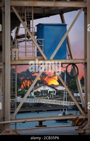 L'arson de la forêt de Chiberta qui a eu lieu le 2020 juillet 30 (France) vu du point de vue du port de Bayonne. Feu de forêt. Blaze. Banque D'Images