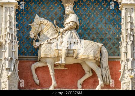 France, Loir et cher, Vallée de la Loire classée au patrimoine mondial de l'UNESCO, Blois, Château de Blois, château royal, statue équestre de Louis XII // France Banque D'Images