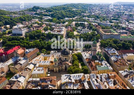 Vue panoramique aérienne des maisons dans le vieux quartier historique de Lviv, Ukraine. Lviv est l'un des principaux centres culturels et la plus grande ville et dans l'ouest d'Ukra Banque D'Images
