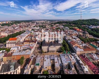 Vue panoramique aérienne des maisons dans le vieux quartier historique de Lviv, Ukraine. Lviv est l'un des principaux centres culturels et la plus grande ville et dans l'ouest d'Ukra Banque D'Images