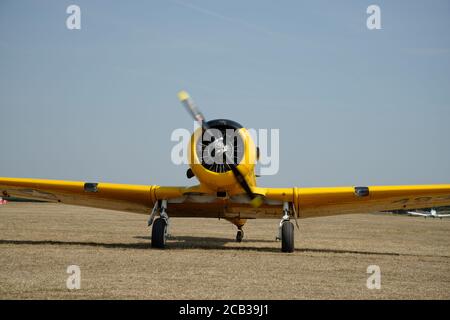 Héliport jaune sur l'aérodrome de Headcorn. T6 avion Harvard Banque D'Images