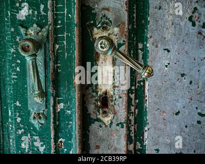 Vieille porte en bois vert avec peinture qui s'écaille en Croatie Banque D'Images