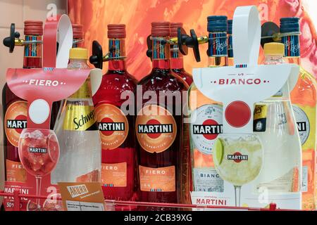 Krasnoyarsk, Russie, 10 août 2020 : bouteilles de liqueurs Martini bianco et Fiero sur la fenêtre du magasin. Banque D'Images