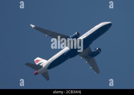 10 août 2020. British Airways Airbus A320-232 G-EUYT au-dessus de Londres, en quittant l'aéroport d'Heathrow sur la route standard de départ des instruments de Douvres dans le ciel bleu en direction de Sofia, Bulgarie Banque D'Images