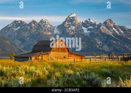 Lever du soleil à Molton Barn le long de Mormon ROW avec le Grand Teton Mountains en arrière-plan Banque D'Images