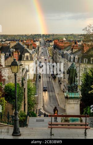 France, Loir et cher, Vallée de la Loire classée au patrimoine mondial de l'UNESCO, Blois, statue de Denis Papin au sommet des escaliers et arc-en-ciel dans l'arrière-pays Banque D'Images