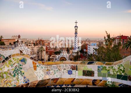 Flèche de la tour transversale de Barcelone dans le parc Guell d'Antoni Gaudi, Espagne. Banque D'Images