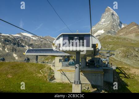 Zermatt, Suisse - 20 juillet 2020 : chemin de câbles pour monter le petit Cervin au-dessus de Zermatt sur les alpes suisses Banque D'Images