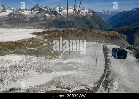Chemin de câble pour monter le petit Cervin au-dessus de Zermatt sur le alpes suisses Banque D'Images