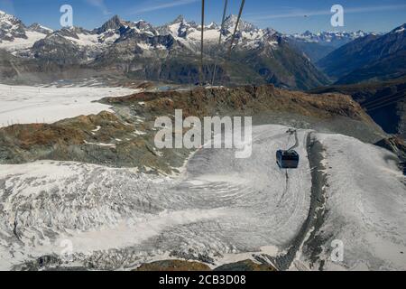Chemin de câble pour monter le petit Cervin au-dessus de Zermatt sur le alpes suisses Banque D'Images
