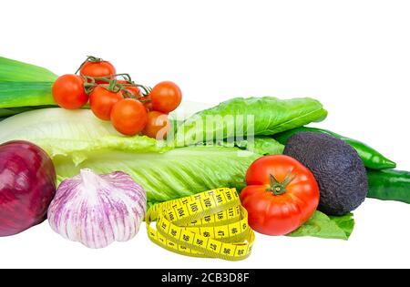 Équilibrer le régime. Différents légumes, salade, tomate, avocat, oignon, tomates cerises, poireaux Banque D'Images