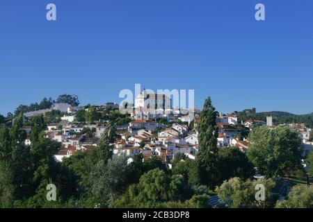 Avis de calcaire jaune traditionnel confortable et maisons blanches à Constancia dans le district de Santarem Portugal Banque D'Images