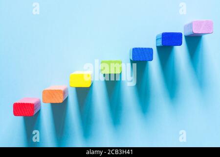 jenga coloré blocs dans une forme d'escalier. Banque D'Images