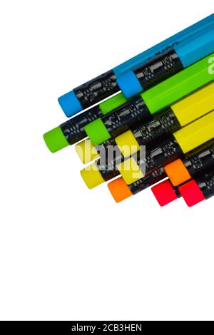 Quelques crayons de couleur différente en bois avec caoutchouc coloré attaché dans leur dos Banque D'Images