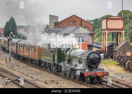 Train à vapeur d'époque au Royaume-Uni quittant la gare de Kiddeminster sur la ligne du patrimoine de Severn Valley Railway, été 2020, comme chemins de fer du patrimoine ouvert après verrouillage. Banque D'Images