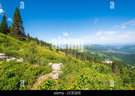 Vue imprenable sur les montagnes et le lac depuis le sommet du parc national de Mt Spokane, surplombant la région de Spokane Washington, en été. Banque D'Images