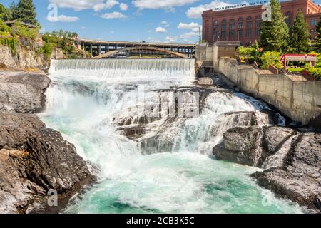 Les chutes de Spokane et le bâtiment aquatique et électrique du parc Riverfront du centre-ville de Spokane, Washington, États-Unis Banque D'Images