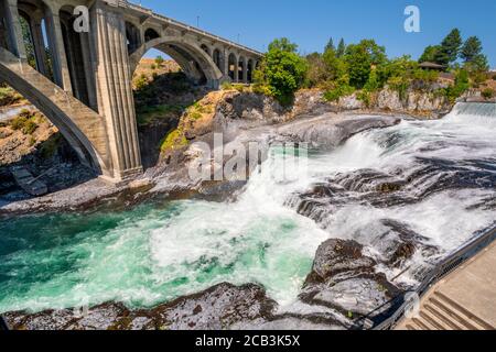 Vue aérienne des chutes de Spokane en eau vive le long de la rivière Spokane à Riverfront Park, centre-ville de Spokane Washington, États-Unis. Banque D'Images