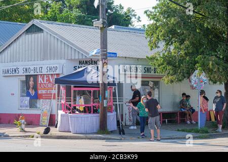 La Nouvelle-Orléans, Louisiane/Etats-Unis - 8/8/2020: Boutique de boules de neige Hansen Sno-Bliz à la Nouvelle-Orléans avec attente de clients Banque D'Images