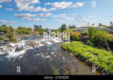 Vue sur la rivière et les chutes de Spokane et le Pavillon du parc Riverfront lors d'une journée d'été à Spokane, Washington, États-Unis Banque D'Images