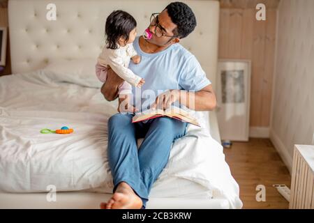 Drôle beau homme africain aime passer du temps avec un enfant, le partage avec la connaissance et l'expérience Banque D'Images