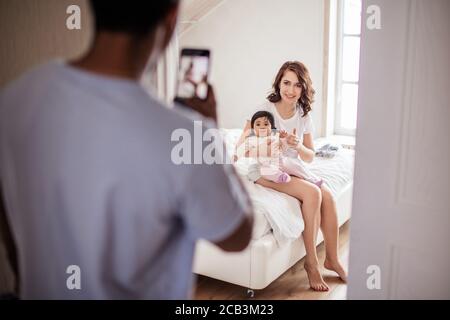 homme prenant la photo de sa belle femme et adorable enfant, temps libre et libre, style de vie Banque D'Images