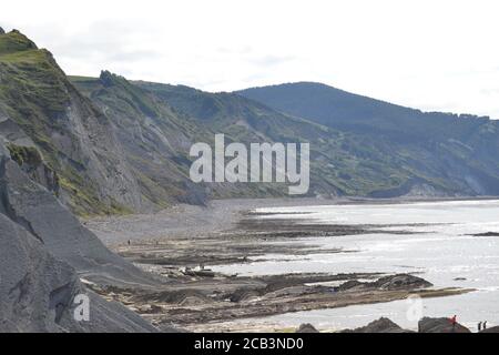 Le Flysch de Zumaia, qui est l'un des affleurements les plus importants et les plus spectaculaires du monde, représente un livre ouvert sur l'histoire de la Terre. Banque D'Images