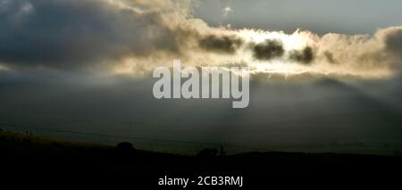 Photo de l'atmosphère, spectaculaire, moody Sunset regardant à l'ouest sur terre agricole vers les montagnes Rhinog Snowdonia de l'A470 près de Bronaber Banque D'Images