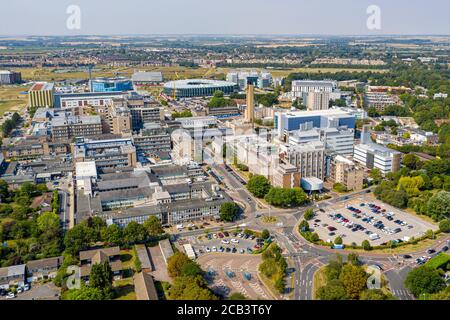 La photo du 10 août montre une vue aérienne du campus biomédical de Cambridge qui comprend l'hôpital Addenbrooke à Cambridgeshire. Le campus de Cambridge Biomedical est le plus grand centre de recherche médicale et de sciences de la santé en Europe. Le site est situé à l'extrémité sud de Hills Road, à Cambridge, en Angleterre. Banque D'Images