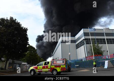 Fumée sur les lieux d'un incendie violent alors que des équipages de 10 moteurs d'incendie s'attaquent à un incendie important dans une zone industrielle de Birmingham. Banque D'Images