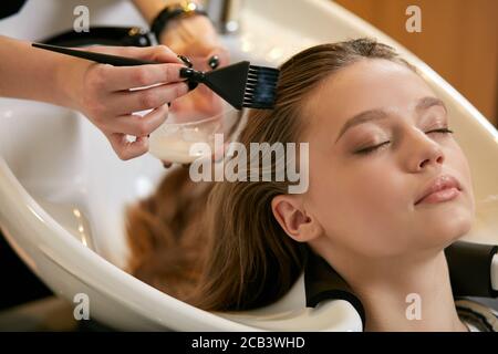 coiffeur professionnel dans salon de beauté faisant son travail quotidien, couper, laver et teindre les cheveux des clients. Concept de beauté Banque D'Images