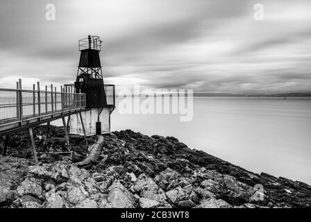 Phare de Portishead point à Portishead sur des rochers à côté de la rivière Severn Banque D'Images