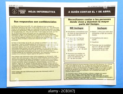 Les recenseurs (participants au recensement) doivent remettre une feuille d'information avant de poser des questions précises et d'enregistrer les réponses des personnes qui n'ont pas rempli et retourné un questionnaire du recensement américain de 2020 envoyé par la poste à leur domicile. La feuille souligne que leurs réponses sont confidentielles, et indique qui dans la maison doit être compté. Un côté de la feuille est en espagnol, l'autre en anglais. L'enquête nationale sur la population a été réalisée tous les 10 ans depuis 1790, comme l'exige la Constitution des États-Unis. Les employés temporaires du Bureau du recensement américain passent environ 10 minutes à chaque domicile pour obtenir l'information Banque D'Images