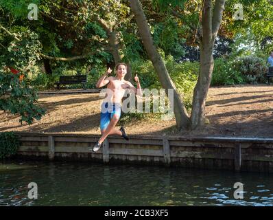 Windsor, Berkshire, Royaume-Uni. 10 août 2020. Les jeunes s'amusent dans un après-midi chaud et ensoleillé, sautant dans un affluent de la Tamise à Windsor, dans le Berkshire, alors que la température de la vague de chaleur a atteint 32 degrés aujourd'hui. Crédit : Maureen McLean/Alay Live News Banque D'Images